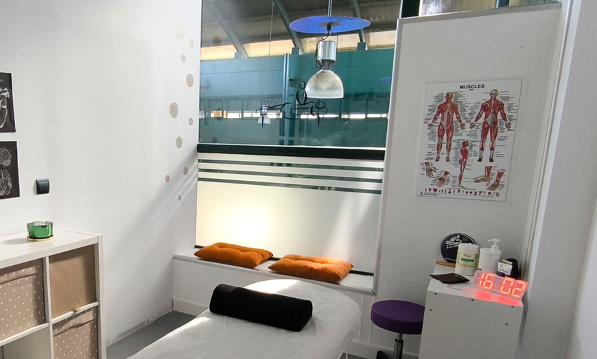 Image 3: 1 o 3 sesiones de masaje de tipo reparador para 1 persona