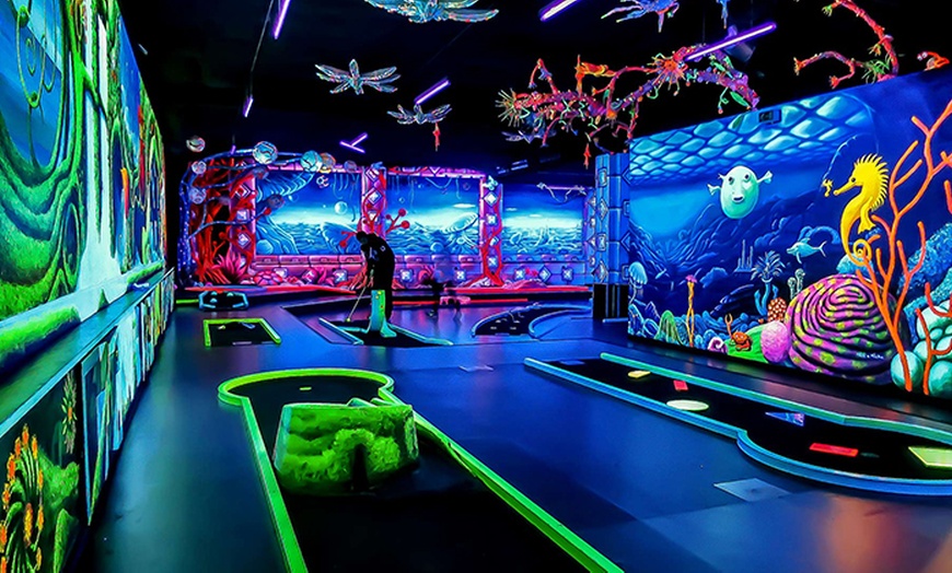 Image 1: 3D-Schwarzlicht-Minigolf für 2 bis 8 Personen