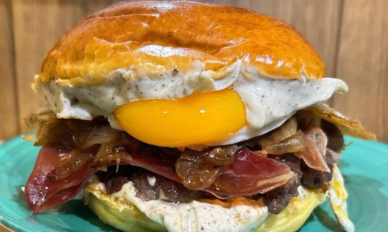 Menú de hamburguesa con opción prémium para 2 o 4 personas