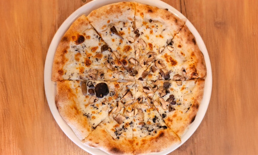 Image 9: Menú italiano con entrantes, principales, postres y bebidas 