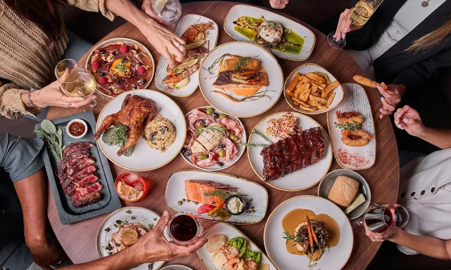 Sabores únicos: menú fusion argentino para 2 o 4 personas con postre incluido, ahorra hasta un 68% - Primary Image