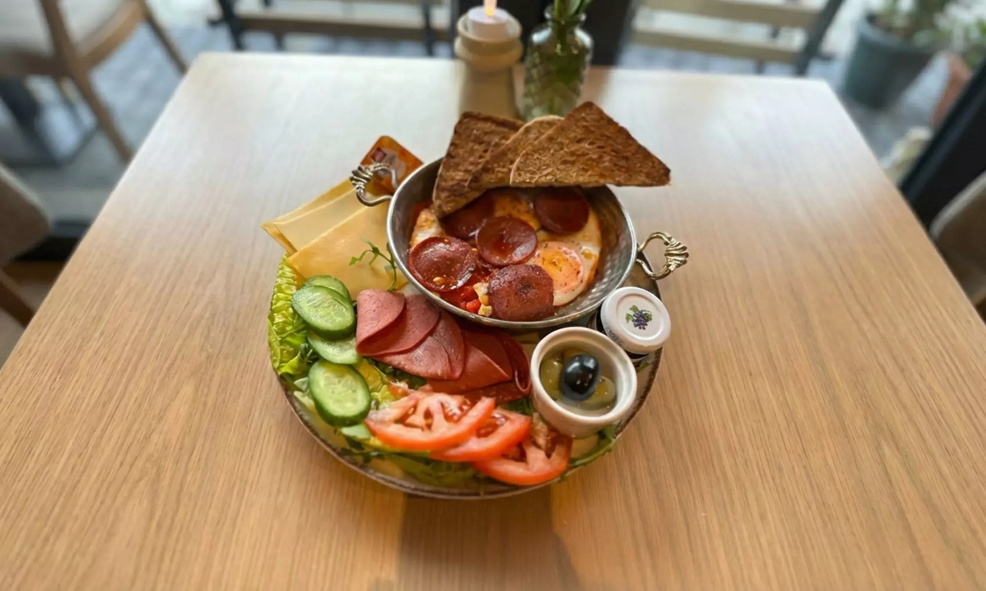 Brunch und belgische Waffeln für 1-2 Personen oder 2 Toasts nach Wahl