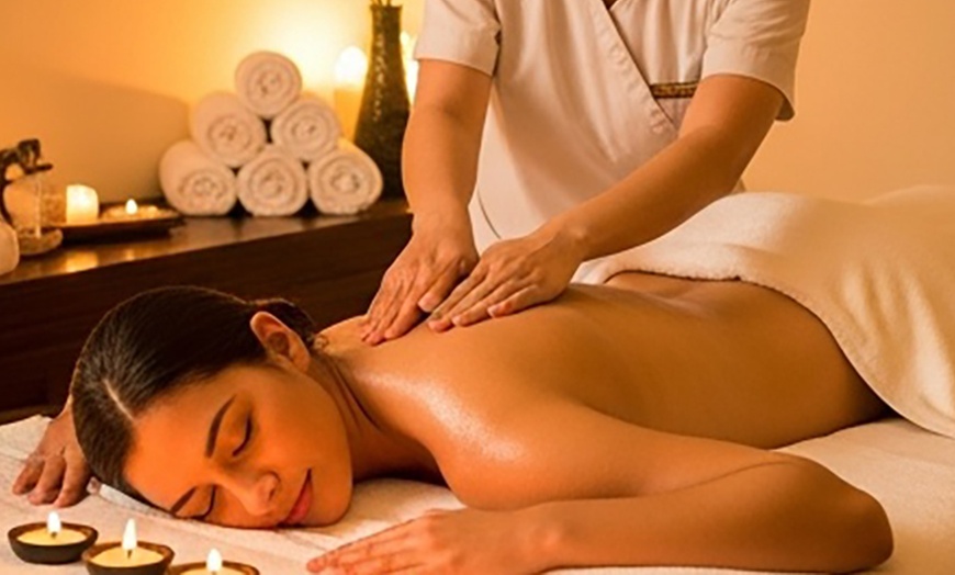 Image 2: Pampering package: Massage + Hot Towel + Aromatherapy + Foot Scrubbing