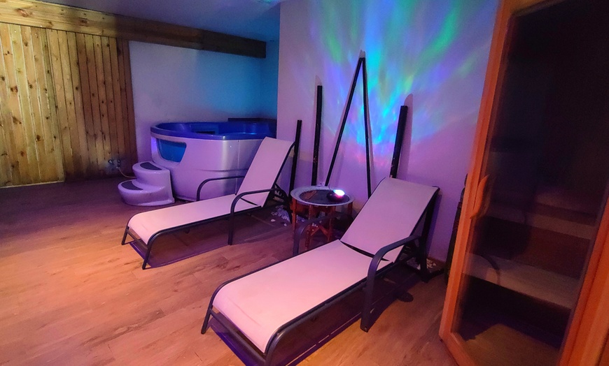 Image 7: Spa privado en pareja con cóctel o botella de cava y bombones 