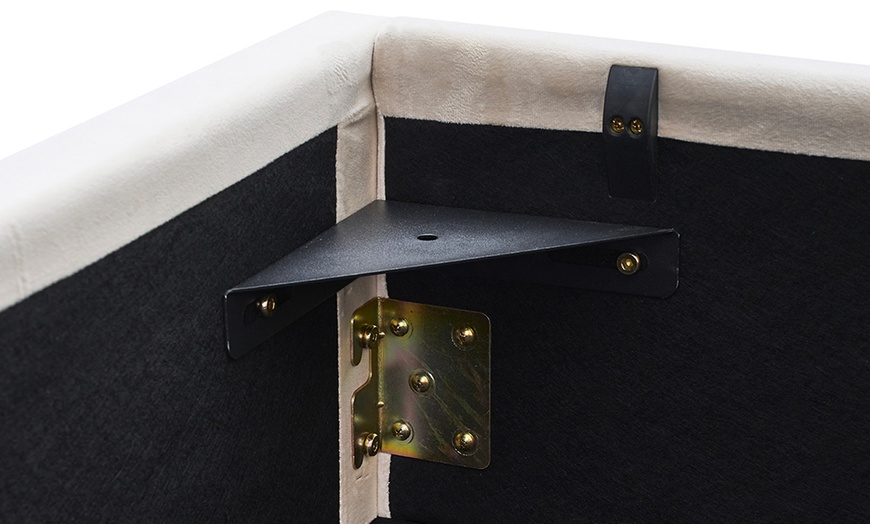 Image 9: Lit coffre Giulia en velours beige, Maison Aubertin