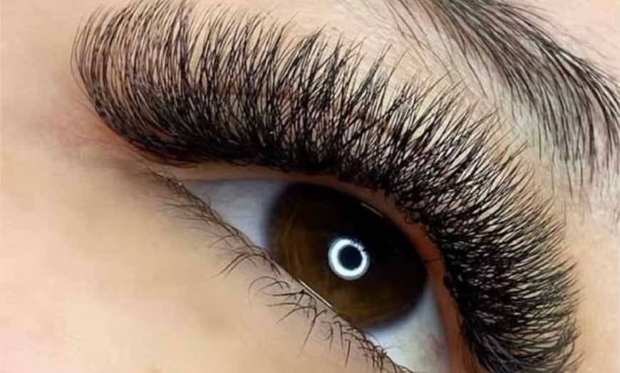 Image 5: Light-Volumen oder Full-Volumen-Wimpernverlängerung für 1 Person