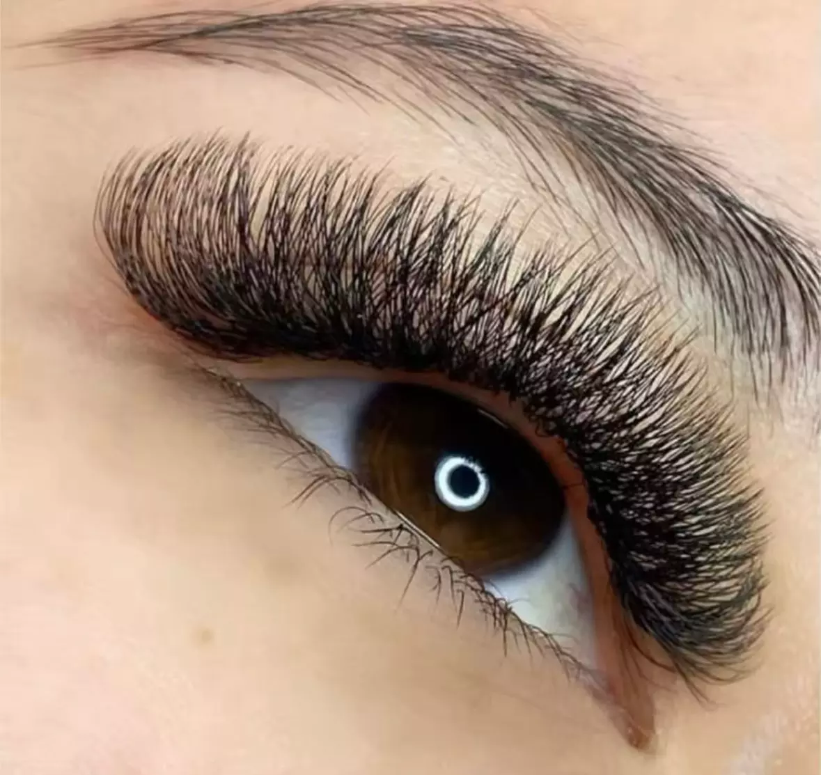 Light-Volumen oder Full-Volumen-Wimpernverlängerung für 1 Person