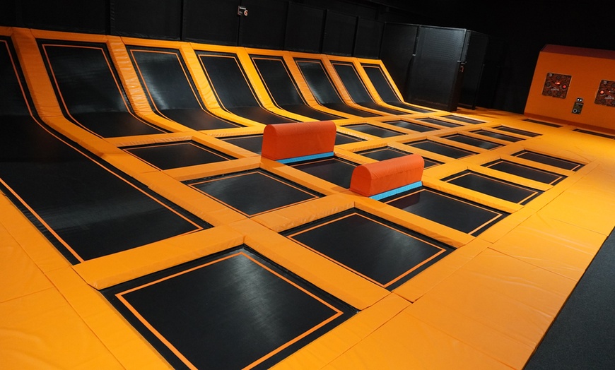 Image 19: ¡Saltos y diversión! Acceso a Salting para hasta 2 adultos y 2 niños