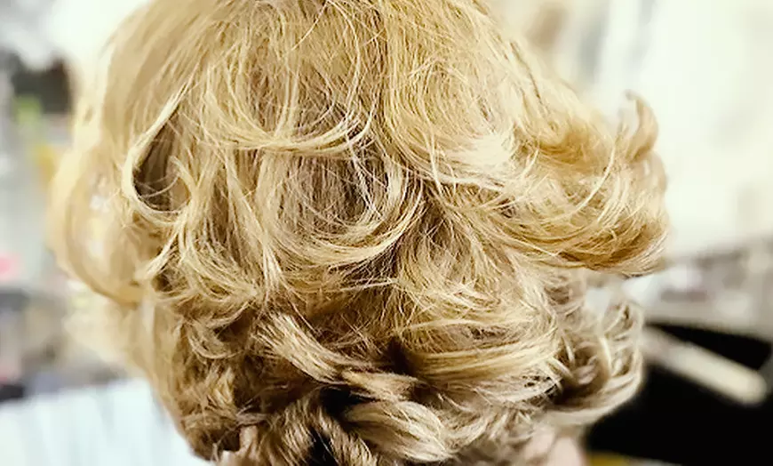 Image 7: Nueva imagen con corte, color y brillo en una sesión de peluquería