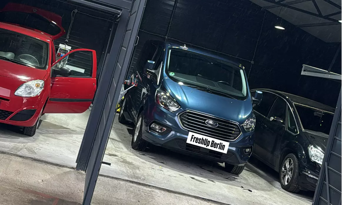 Außen- und Innenreinigung mit optionaler Hochglanzpolitur für 1 Pkw