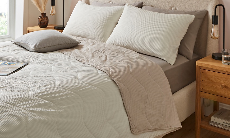 Image 3: Silentnight Summer Breeze Seersucker 2.5 Tog Coverless Duvet Set