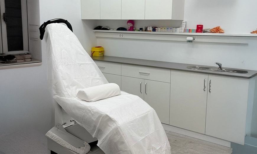 Image 3: 1 o 2 limpiezas faciales profundas y Hollywood peeling con láser