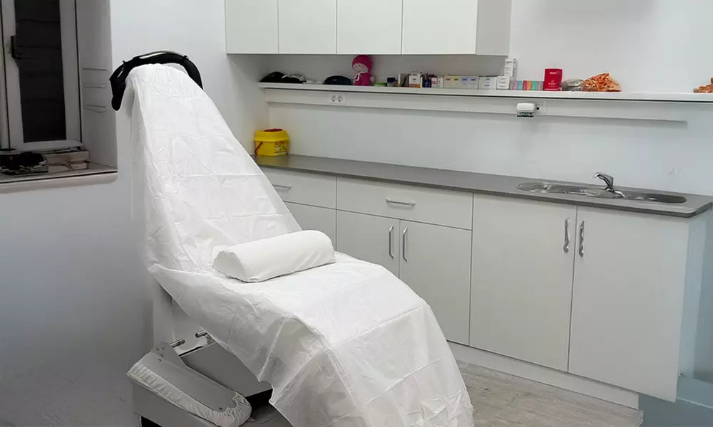 1 o 2 limpiezas faciales profundas con Hollywood peel de carbón con láser y tratamiento para 1 persona, al 73% - Image 3