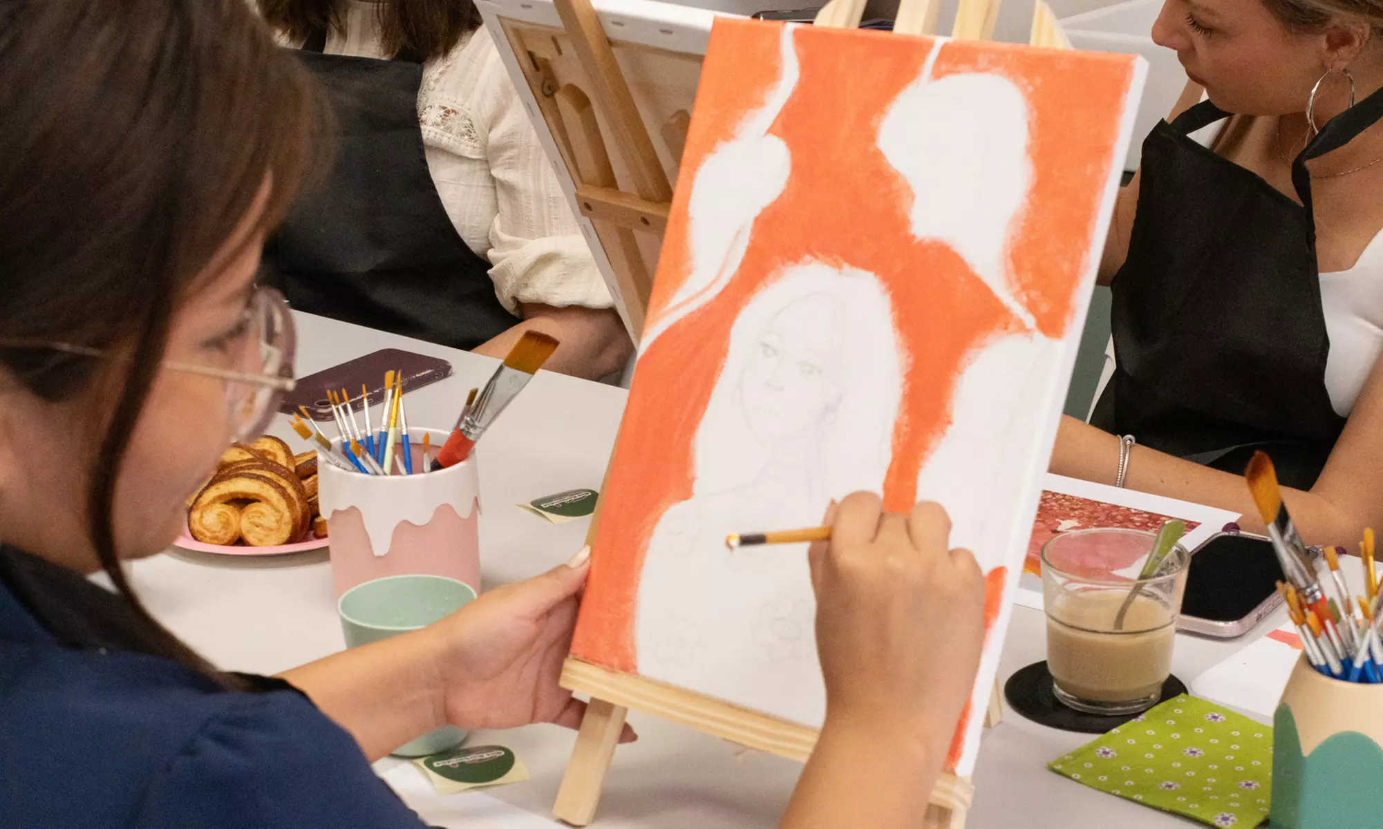 Taller para 1 o 2: pintura de cuadro o tote bag, o clase de maquillaje