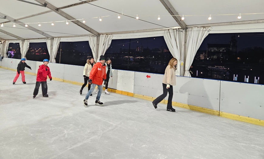 Image 3: Zimowa frajda na łyżwach z widokiem na Wawel