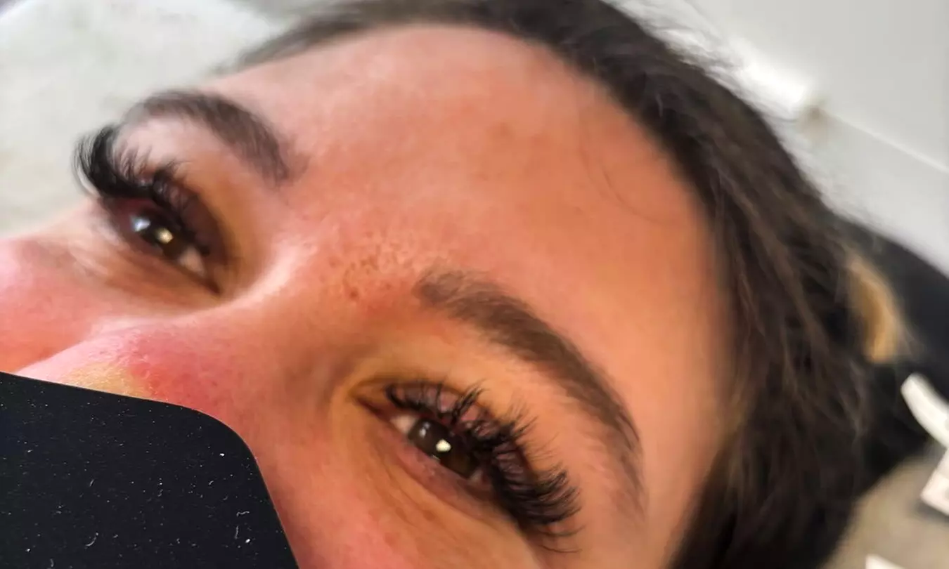 Sublimez votre regard avec une extension de cils, méthode cil à cil ou volume russe (jusqu'à 27% de remise) - Primary Image