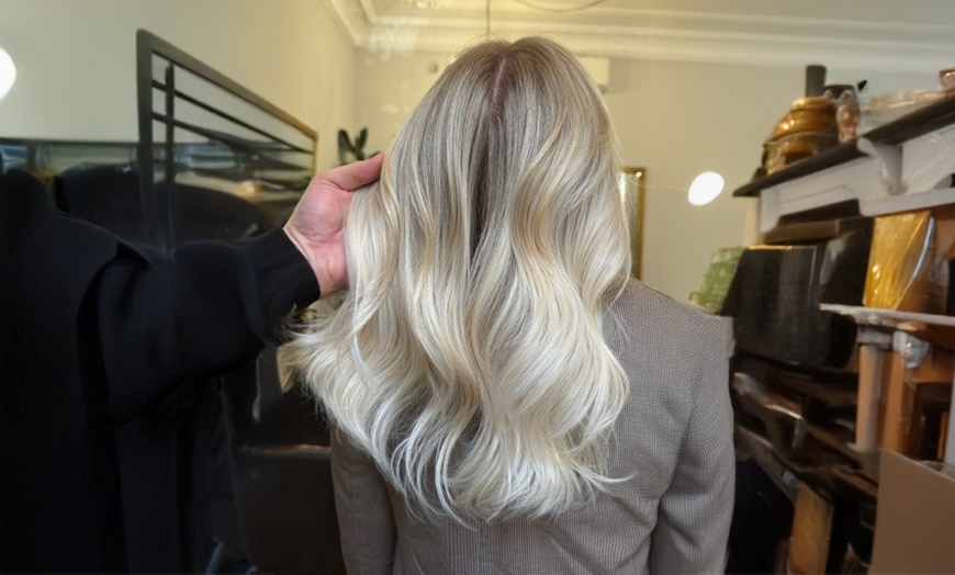 Image 2: Kolor, który zachwyca, styl, który zostaje – wybrana stylizacja włosów