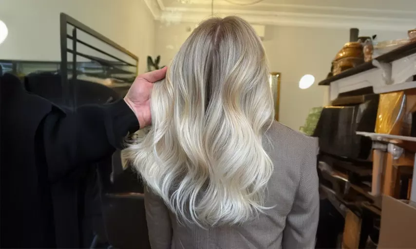 Kolor, który zachwyca, styl, który zostaje – wybrana stylizacja włosów