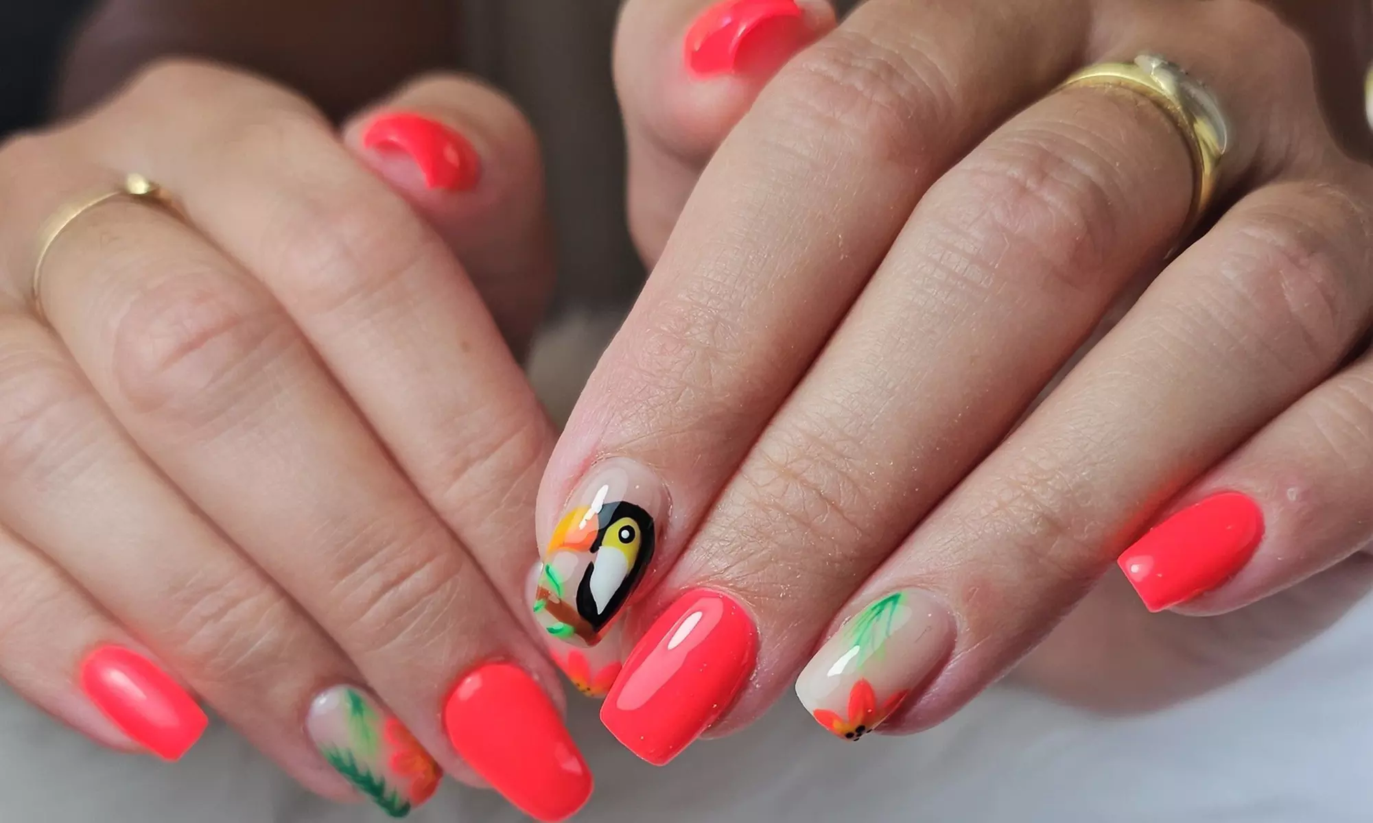 1 sesión de manicura y/o pedicura con esmaltado semipermanente