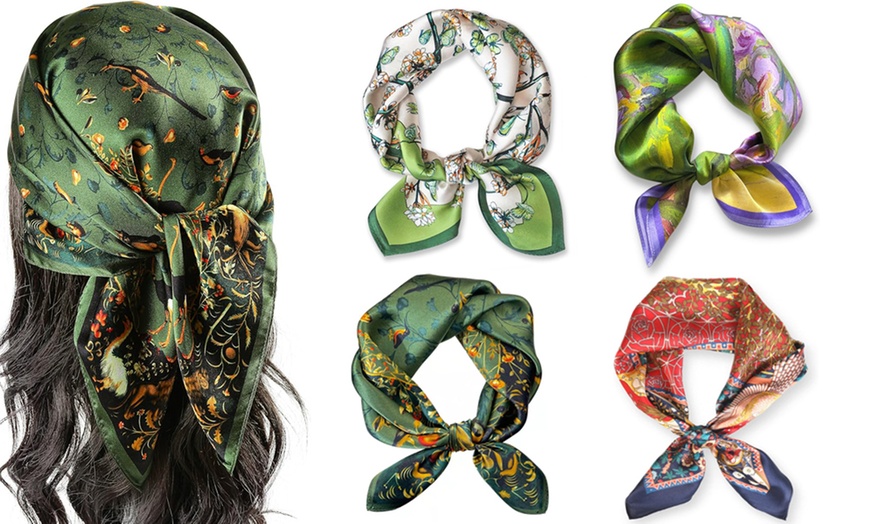 Image 2: Foulard en soie avec motif 