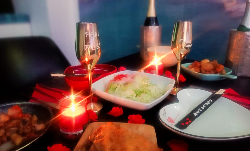 Image 4: Hidromasaje privado con comida o cena para 2 con cava y bombones