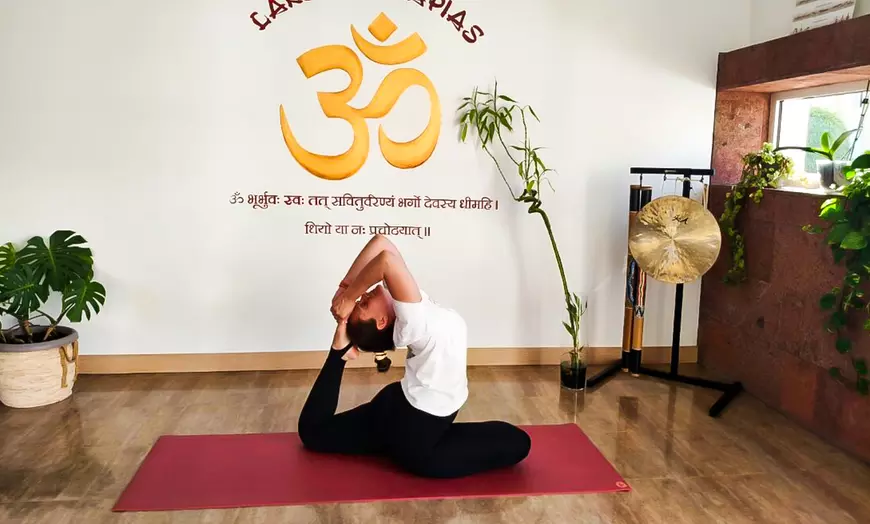 Image 1: 1 o 3 meses de clases de yoga o meditación para 1 o 2 personas 