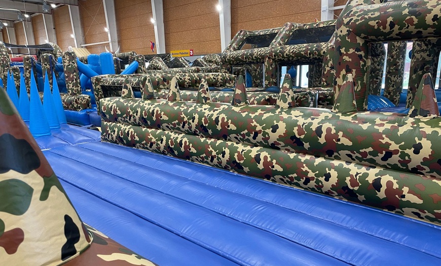 Image 12: Entrada al circuito de hinchables Crazy Warriors del 17 al 25 de abril