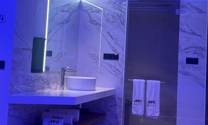 Image 5: Valencia: suite con botella Vino blanco y decoración de pétalos