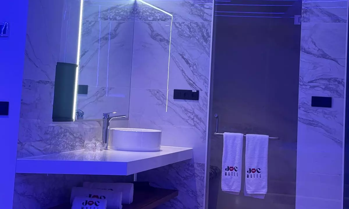 Valencia: suite con botella Vino blanco y decoración de pétalos