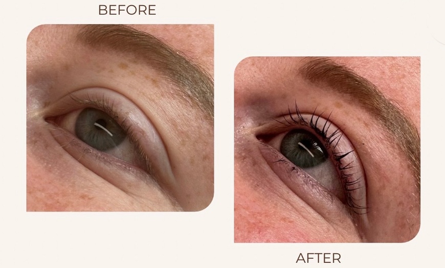 Image 3: Stralende oogopslag met een natuurlijke lift en langdurige krul