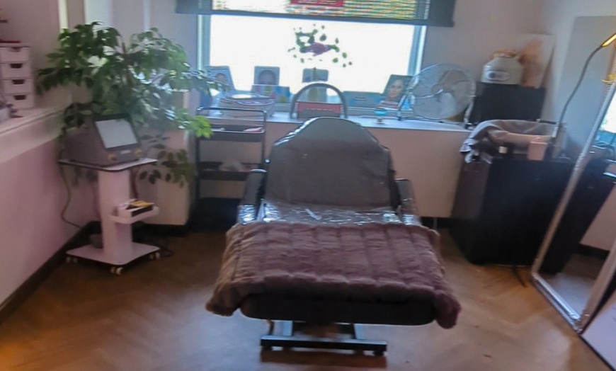 Image 3: Enhance with Endolift Treatment For a Sculpted Look 