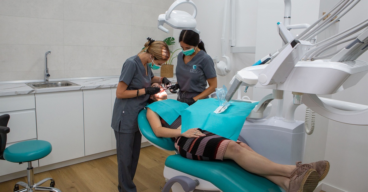 Examen dental con limpieza y radiografía en Valencia