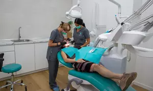 Limpieza bucal con pulido, fluoración, revisión y radiografía con un 88% de descuento para 1 persona