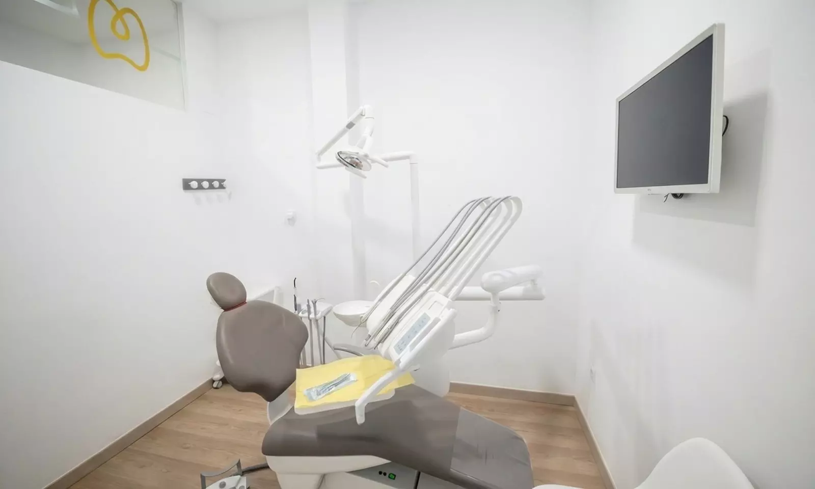 Limpieza bucal con revisión, diagnóstico y colocación de brillante