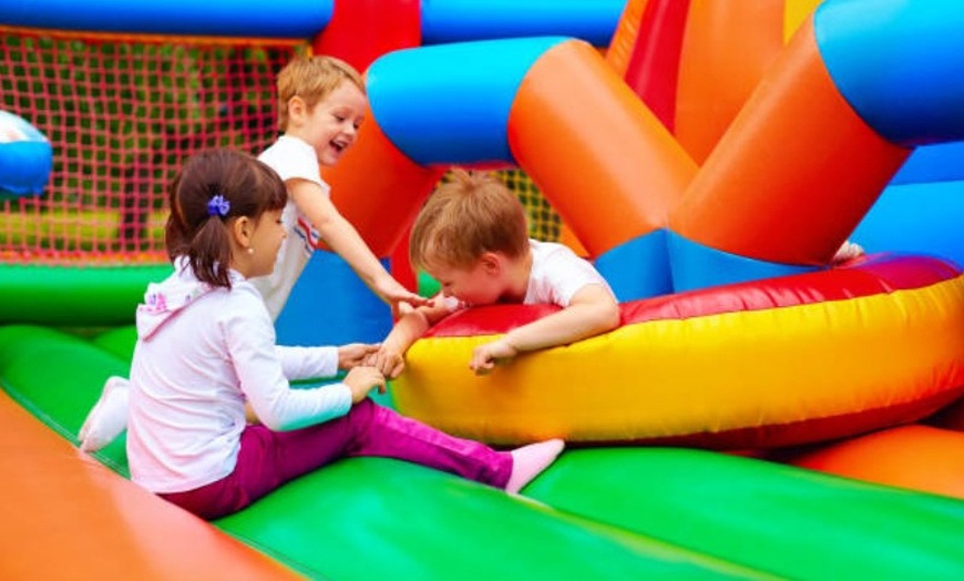 Image 5: Entrada al circuito de hinchables Crazy Warriors con opción de comida