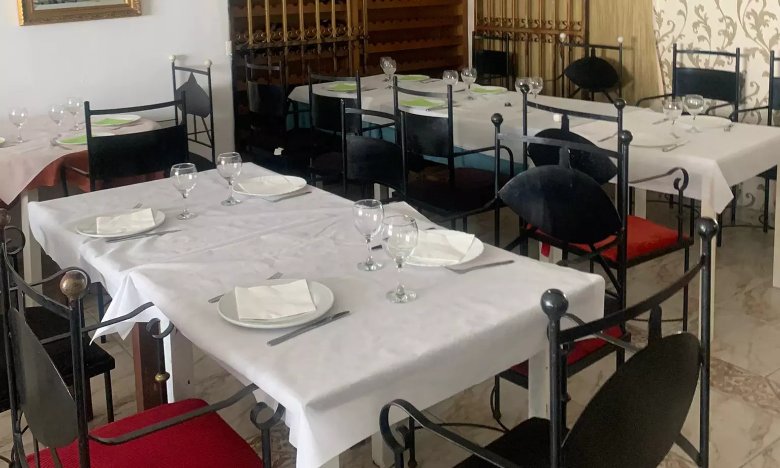 Menú Cochinillo para 2 o 4 con entrante, postre y botella de vino