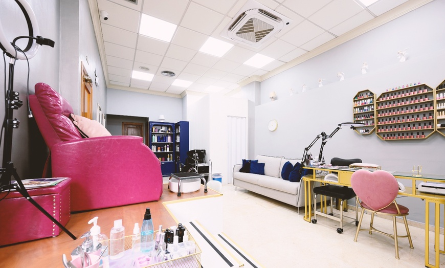 Image 6: Manicura y pedicura tradicional, semipermanente o gel con esmalte 