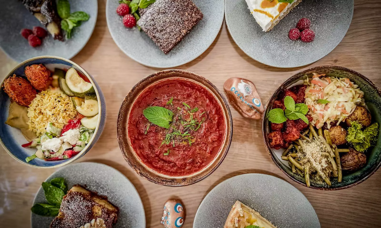 Hausgemachter Spinat-Börek mit Beilagen und Kuchen für 1 Person
