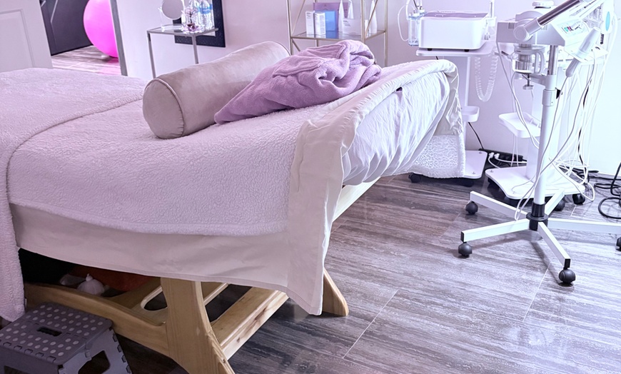 Image 3: One 60-Min Swedish, Deep Tissue or Lymphatic Drainage Massage 
