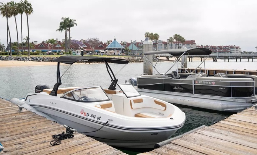 Image 2: 1 or 2-Hour Speed or Pontoon Boat Rental for Adrenaline Packed Fun!