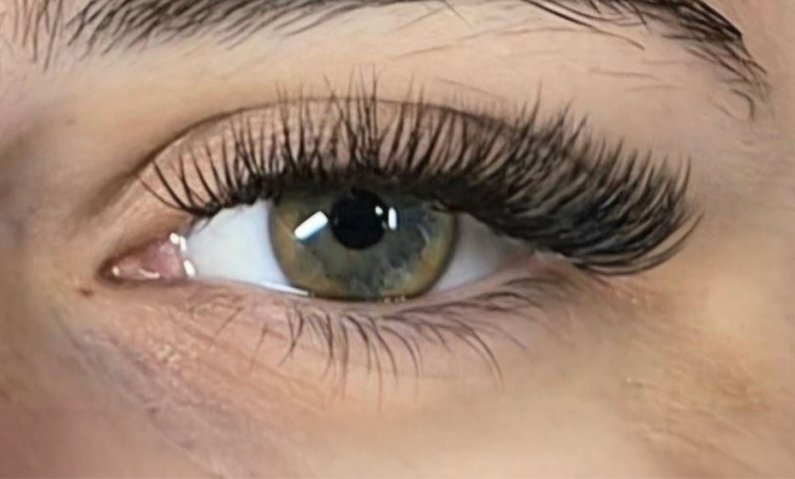 Image 2: Rehaussement de cils ou pose d'extensions de cils au choix