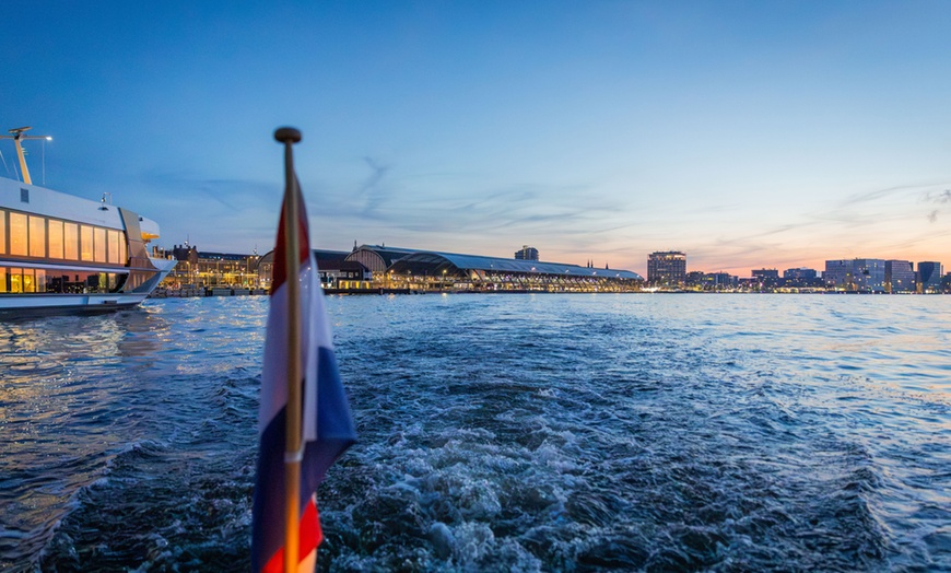 Image 27: Grachten vol lichtjes en legendes: een avondcruise door Amsterdam