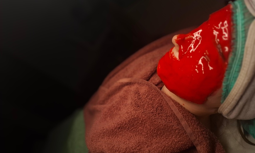 Image 2: Ontspannende gelaatsverzorging die huid én geest tot rust brengt