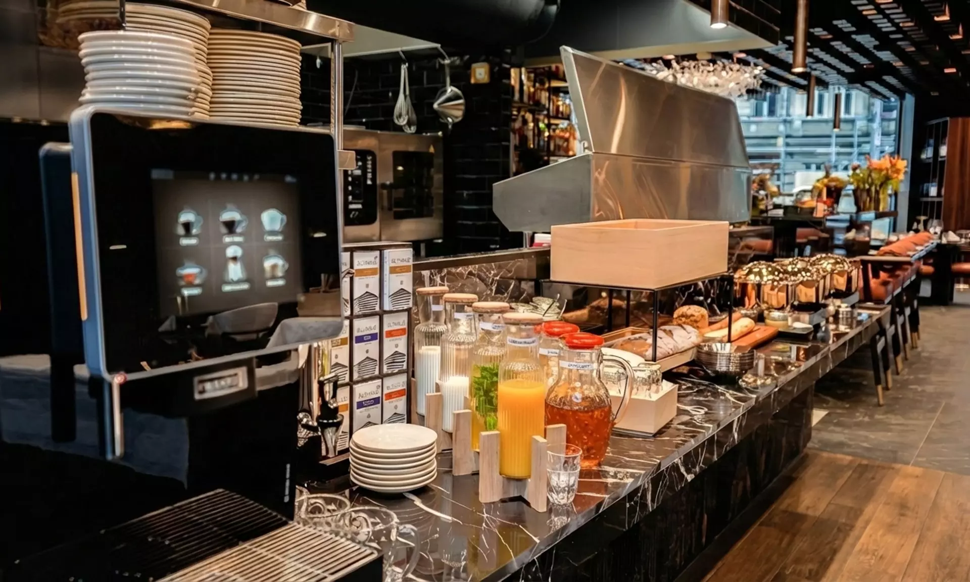 Reichhaltiges internationales Frühstücks vom großen Buffet