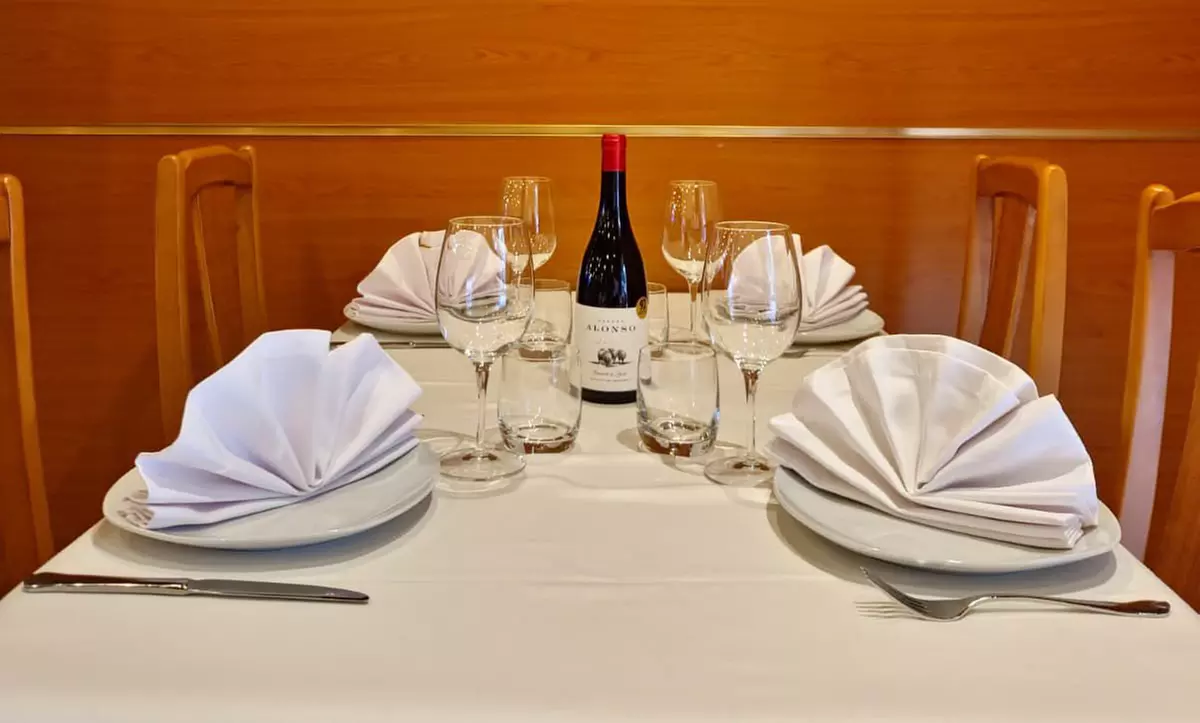 Menú para 2 o 4 personas con aperitivo, entrante, postre y bebida