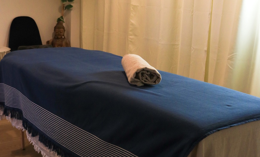 Image 7: 1 o 3 masajes a elegir de 1 h con opción a reflexología podal