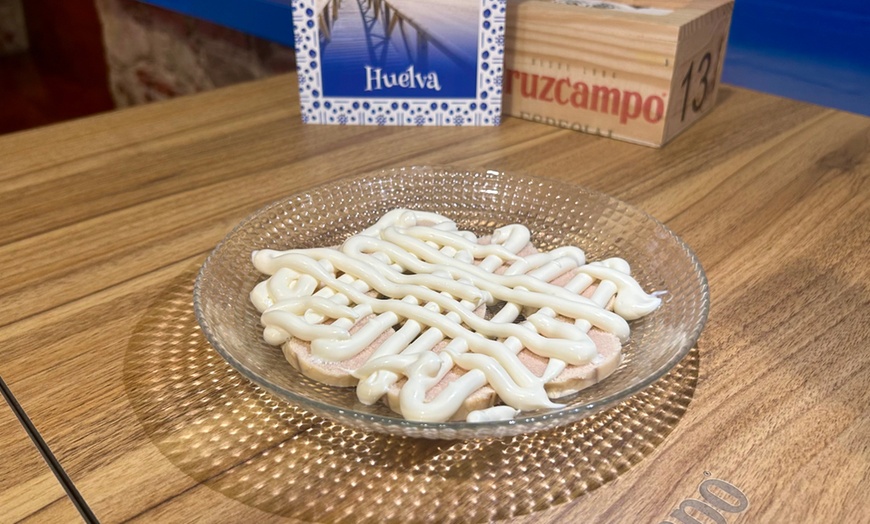 Image 11: Menú andaluz con entrantes, principales y bebidas