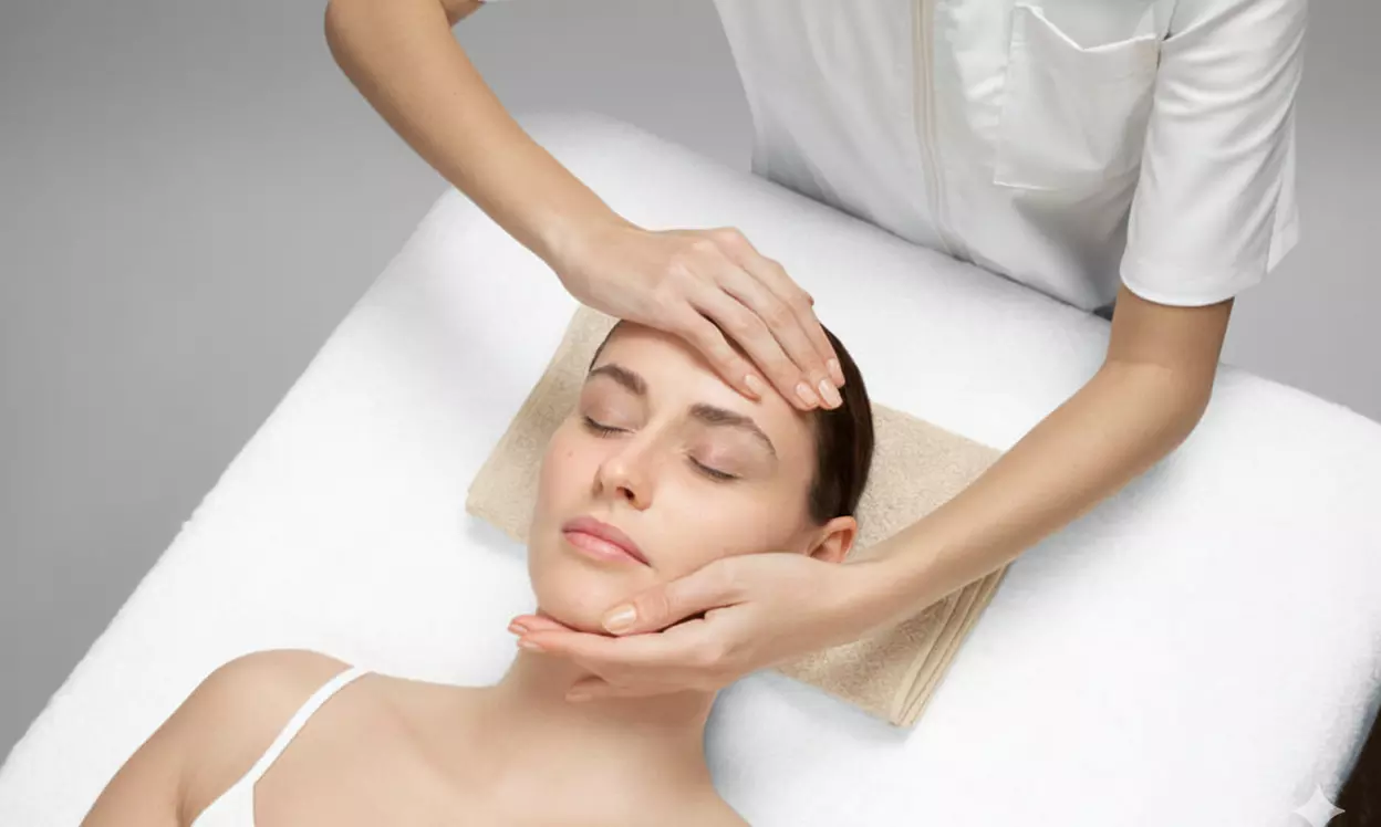 Soin du visage au choix et option massage du dos et des jambes avec Linfiny Femme (jusqu'à 53% de remise) - Primary Image