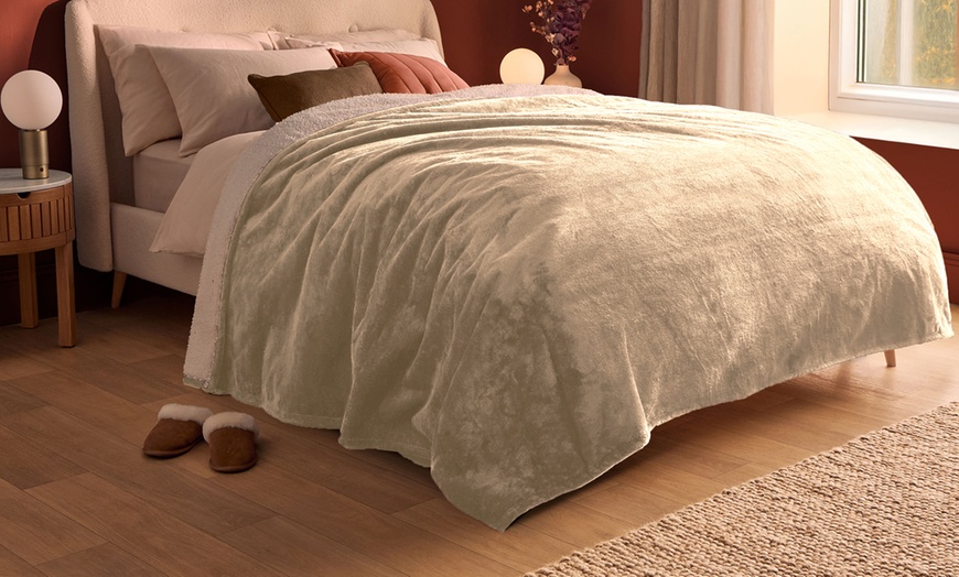 Image 11: Silentnight Heat Genie Self-Heating Blanket