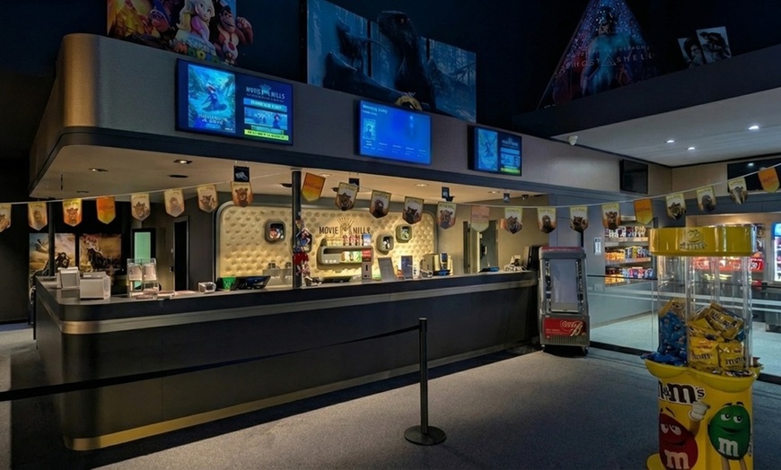 Image 4: Une place de cinéma avec popcorn pour découvrir les films du moment